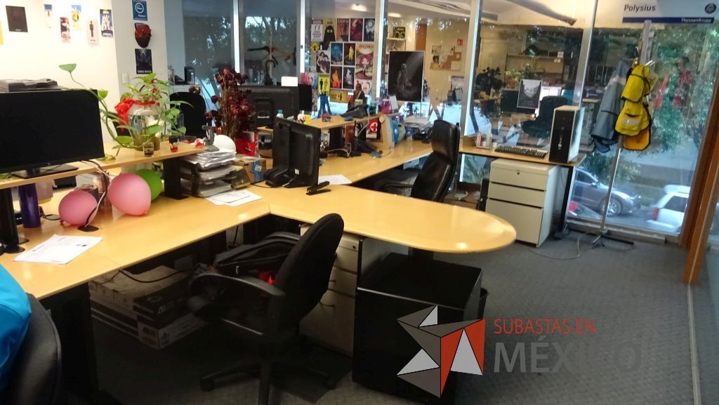 Lote 299 - Estación de trabajo para 8 personas y 2 vitrinas. - Imagen 7