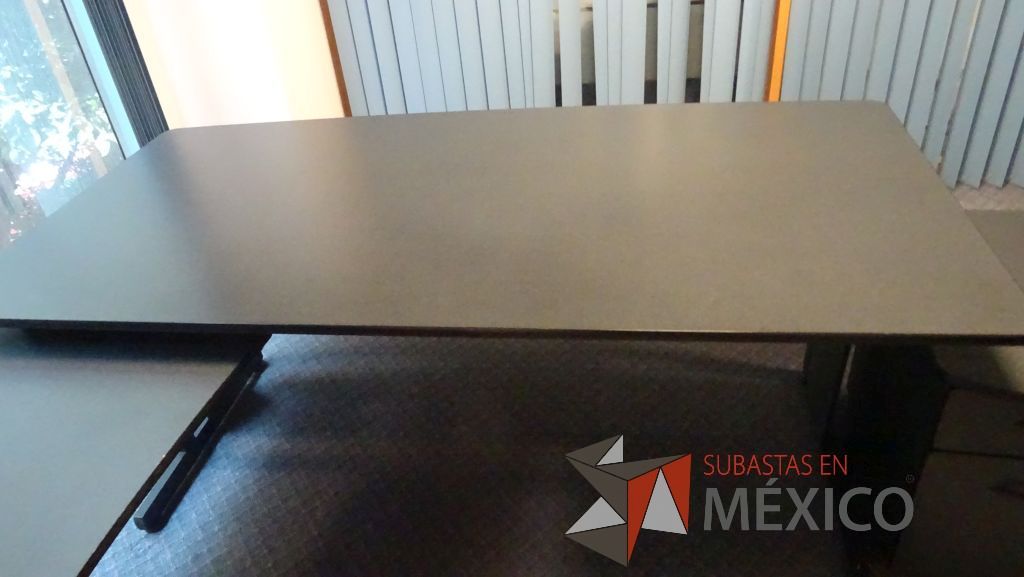 Lote 501 - Escritorio en escuadra y 4 sillas operativas en tela - Imagen 18