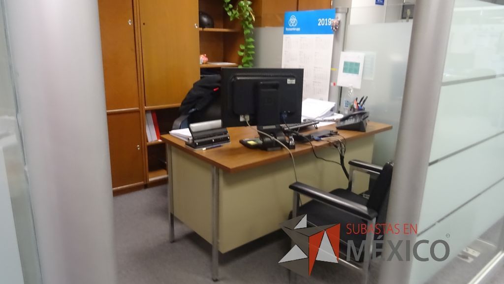 Lote 381 - 2 Escritorios metálicos con superficie de formaica y 8 sillas operativas - Imagen 3