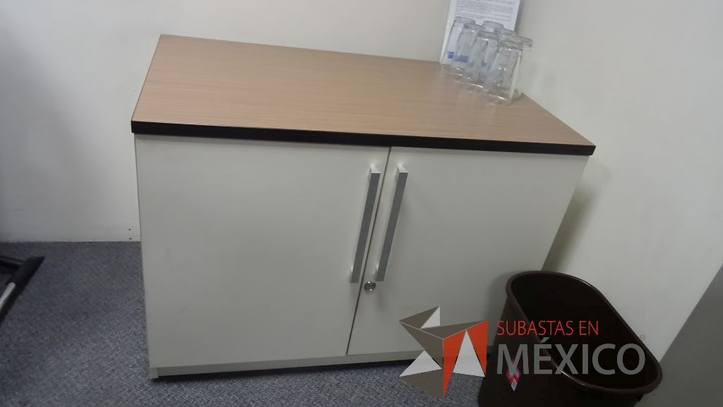 Lote 379 - Estación de trabajo para 4 personas y gabinete de 2 puertas - Imagen 4