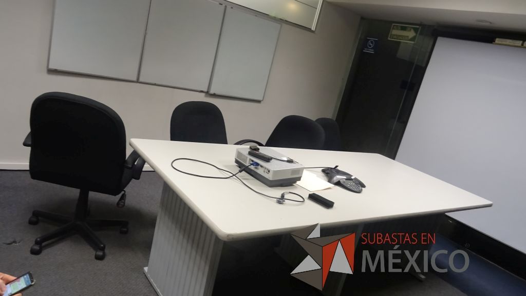 Lote 381 - 2 Escritorios metálicos con superficie de formaica y 8 sillas operativas - Imagen 13