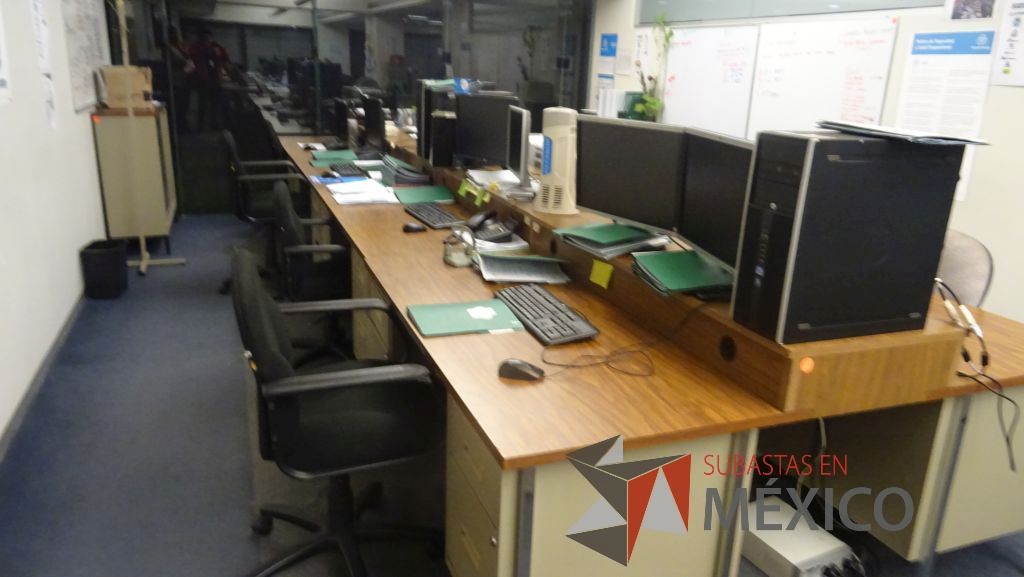 Lote 384 - Librero café, estación de trabajo para 6 personas y escritorio en herradura