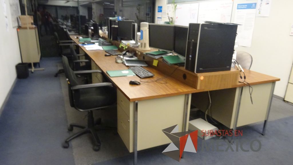 Lote 384 - Librero café, estación de trabajo para 6 personas y escritorio en herradura - Imagen 2