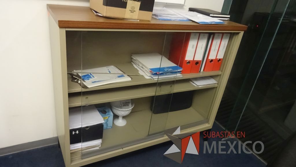 Lote 385 - Vitrina con patas metálicas y mueble de madera