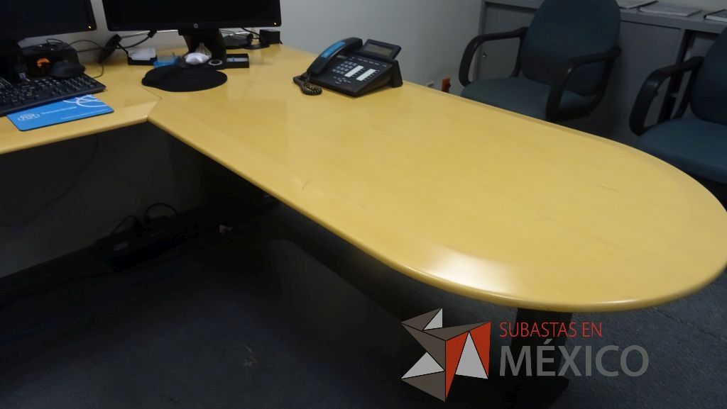 Lote 384 - Librero café, estación de trabajo para 6 personas y escritorio en herradura - Imagen 7