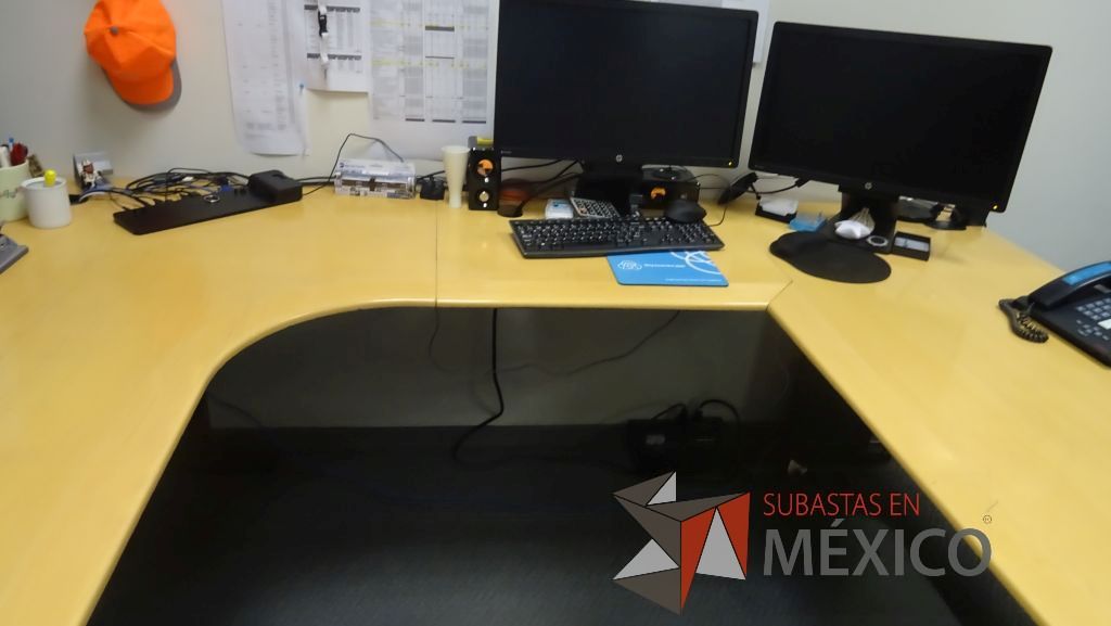 Lote 384 - Librero café, estación de trabajo para 6 personas y escritorio en herradura - Imagen 3