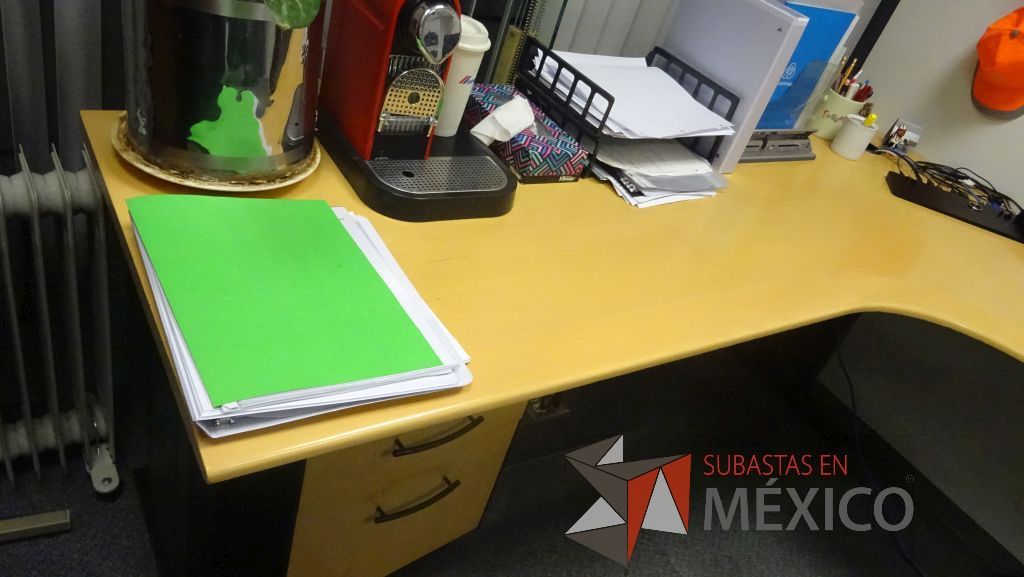 Lote 384 - Librero café, estación de trabajo para 6 personas y escritorio en herradura - Imagen 6