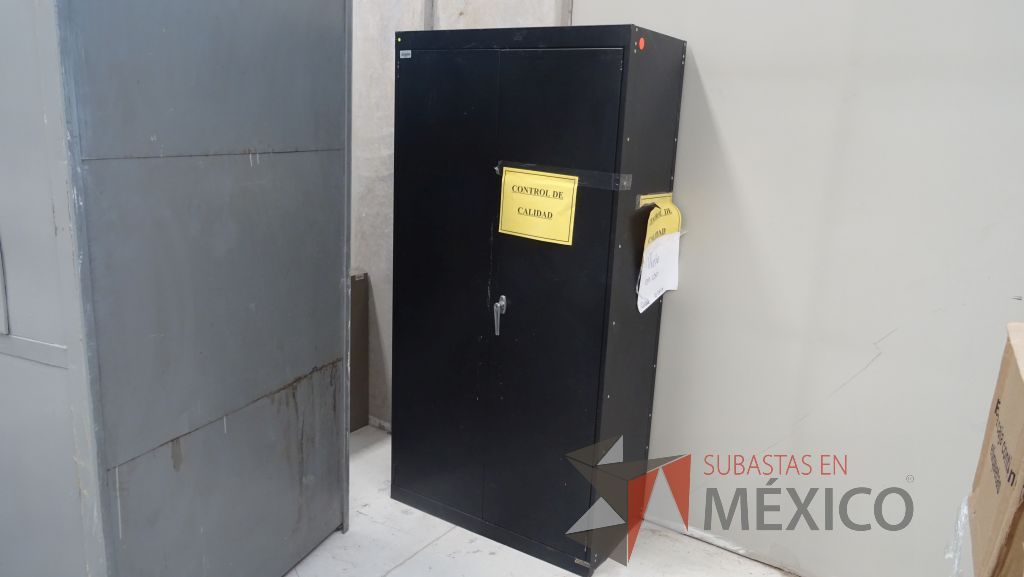 Lote 015 - Gabinete metálico de 2 puertas