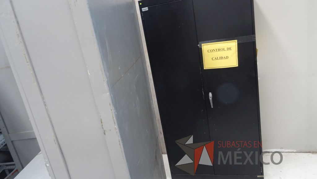 Lote 015 - Gabinete metálico de 2 puertas - Imagen 3
