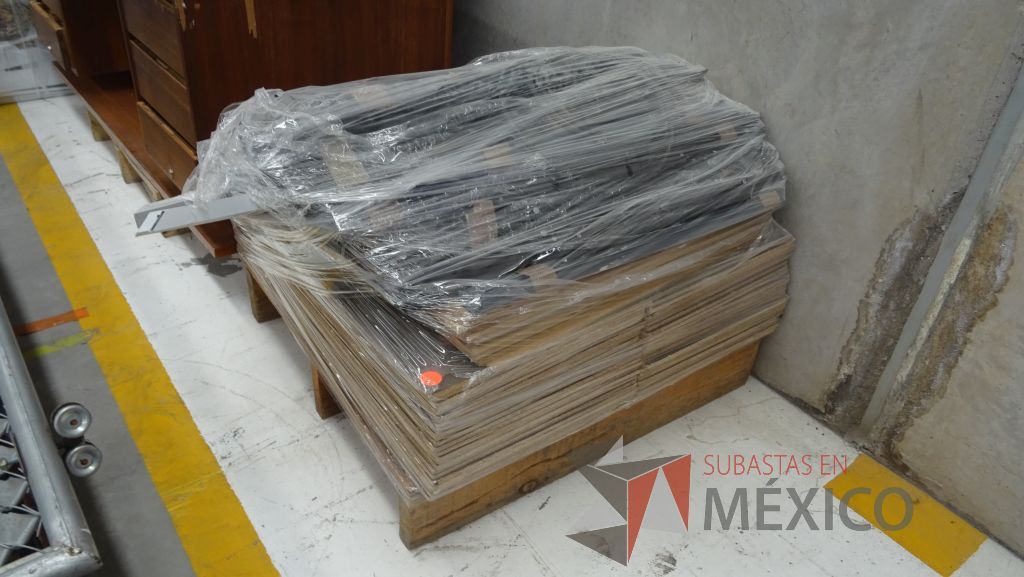 Lote 013 - Mesas, credenza, librero, mueble de madera y hojas de madera - Imagen 3