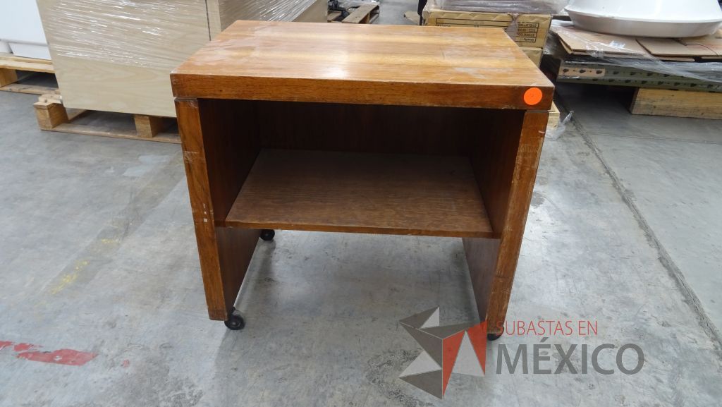 Lote 013 - Mesas, credenza, librero, mueble de madera y hojas de madera - Imagen 6