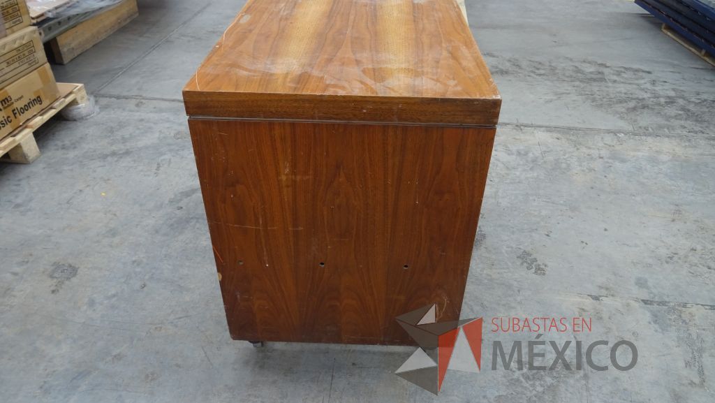 Lote 013 - Mesas, credenza, librero, mueble de madera y hojas de madera - Imagen 7