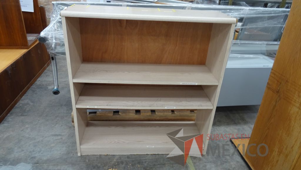 Lote 013 - Mesas, credenza, librero, mueble de madera y hojas de madera