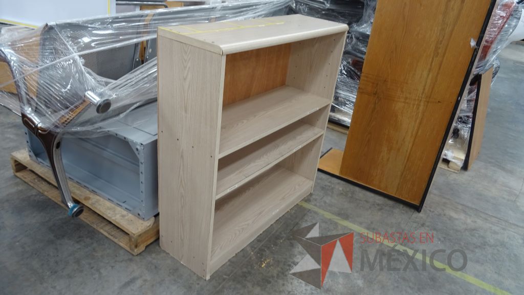 Lote 013 - Mesas, credenza, librero, mueble de madera y hojas de madera - Imagen 2