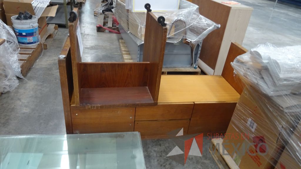 Lote 013 - Mesas, credenza, librero, mueble de madera y hojas de madera - Imagen 8