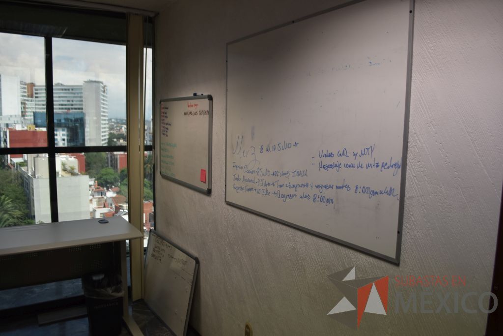 Lote 003 - Estación de trabajo para 2 personas y 4 pizarrones de varios tipos y medidas. - Imagen 9