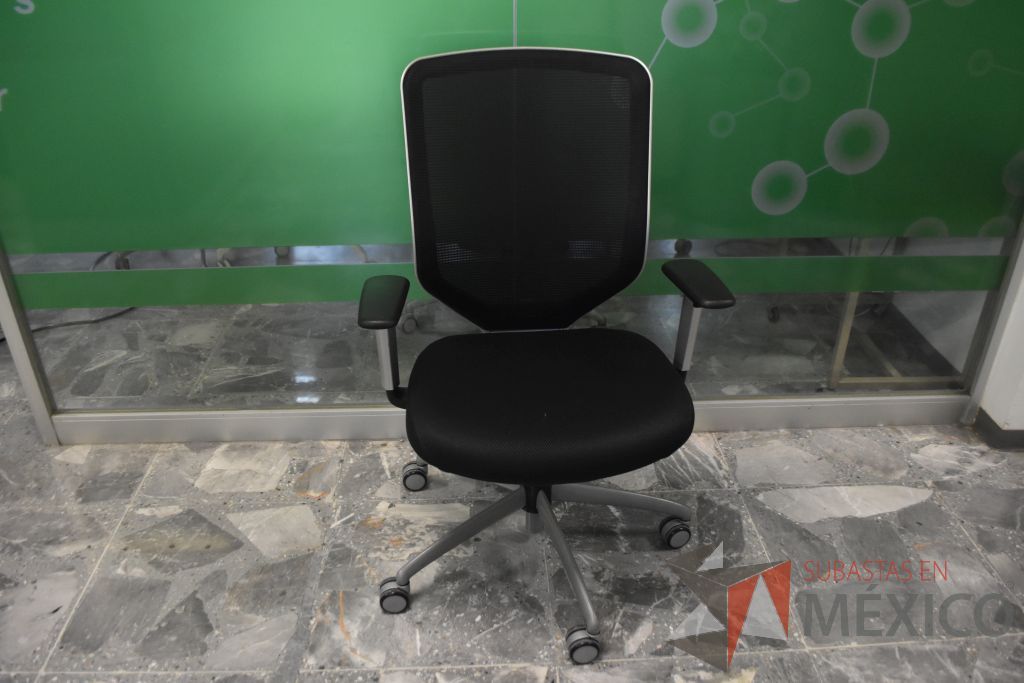 Lote 122 - 5 Sillas operativas con descansabrazos ajustables, respaldo en malla y asiento en tela color negro.