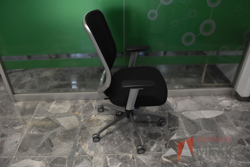 Lote 122 - 5 Sillas operativas con descansabrazos ajustables, respaldo en malla y asiento en tela color negro. - Imagen 3
