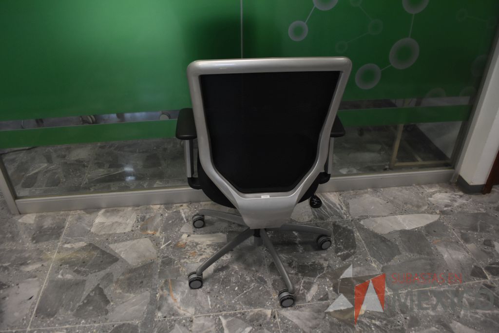 Lote 122 - 5 Sillas operativas con descansabrazos ajustables, respaldo en malla y asiento en tela color negro. - Imagen 4