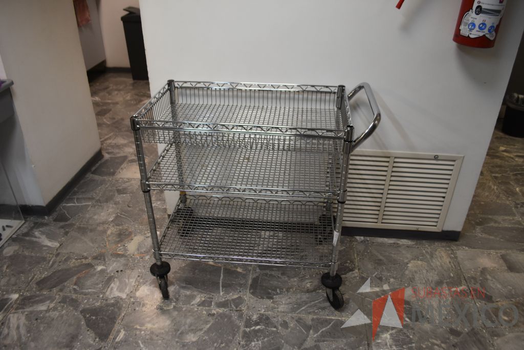 Lote 086 - Carrito de servicio metálico con agarradera y 3 charolas. - Imagen 3