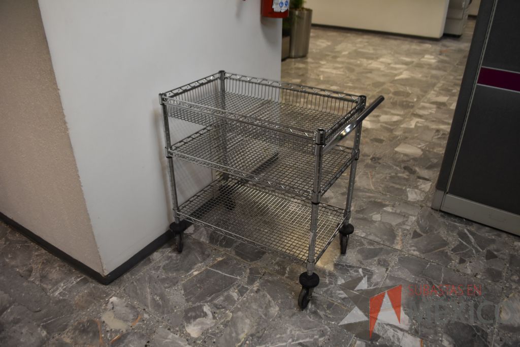 Lote 086 - Carrito de servicio metálico con agarradera y 3 charolas.