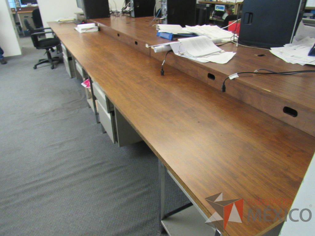 Lote 518 - Estación de trabajo para 6 personas y 2 vitrinas con 2 entrepaños - Imagen 2