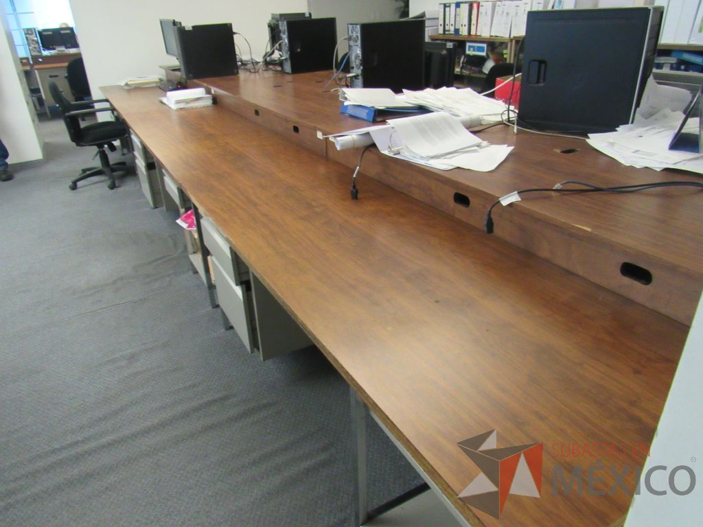 Lote 518 - Estación de trabajo para 6 personas y 2 vitrinas con 2 entrepaños - Imagen 7