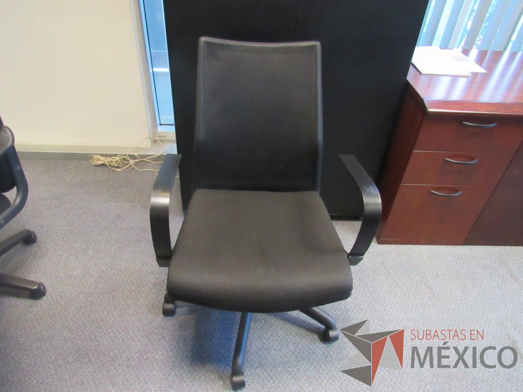 Lote 100 - Silla operativa con ruedas, con descansabrazos fijo,respaldo en malla y asiento en tela color negro