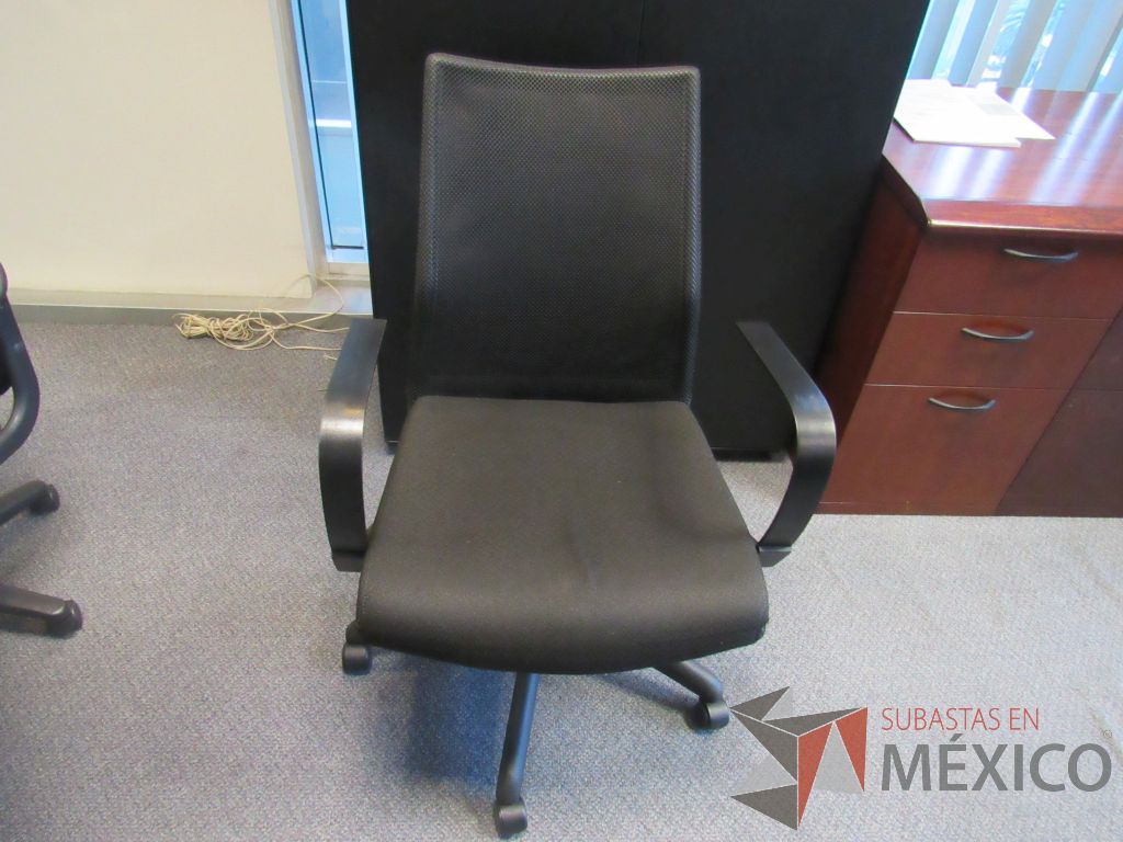Lote 100 - Silla operativa con ruedas, con descansabrazos fijo,respaldo en malla y asiento en tela color negro - Imagen 2