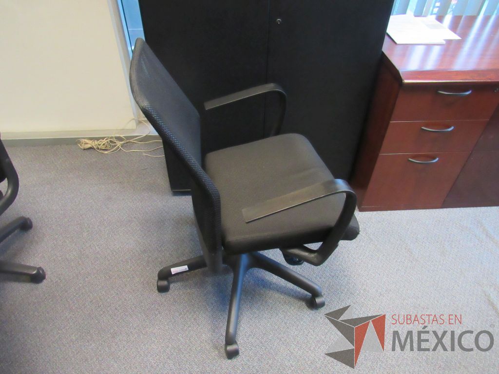 Lote 100 - Silla operativa con ruedas, con descansabrazos fijo,respaldo en malla y asiento en tela color negro - Imagen 3