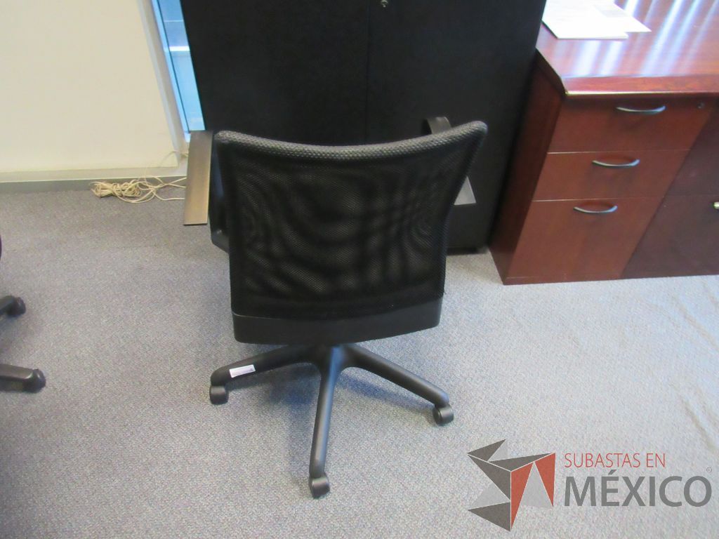 Lote 100 - Silla operativa con ruedas, con descansabrazos fijo,respaldo en malla y asiento en tela color negro - Imagen 4