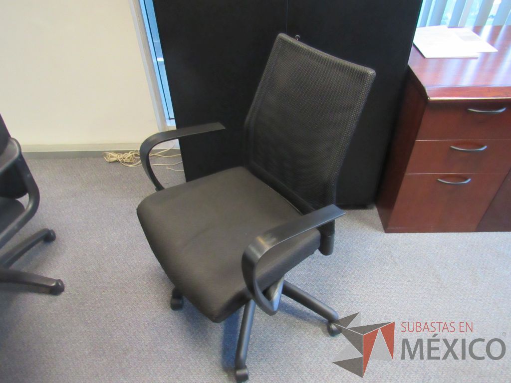 Lote 100 - Silla operativa con ruedas, con descansabrazos fijo,respaldo en malla y asiento en tela color negro - Imagen 5