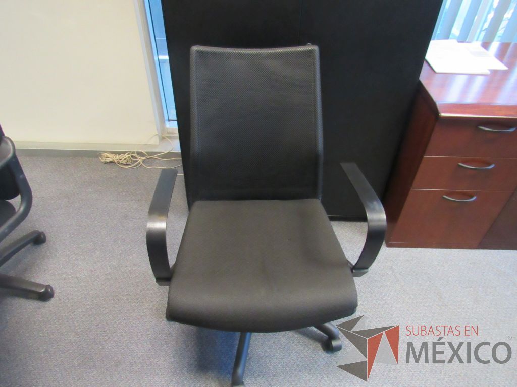 Lote 100 - Silla operativa con ruedas, con descansabrazos fijo,respaldo en malla y asiento en tela color negro - Imagen 6