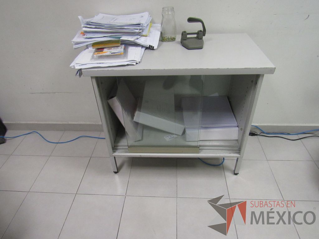 Lote 472 - 1 Mesa para impresora con cubierta color blanco , base de metal con 1 entrepaño