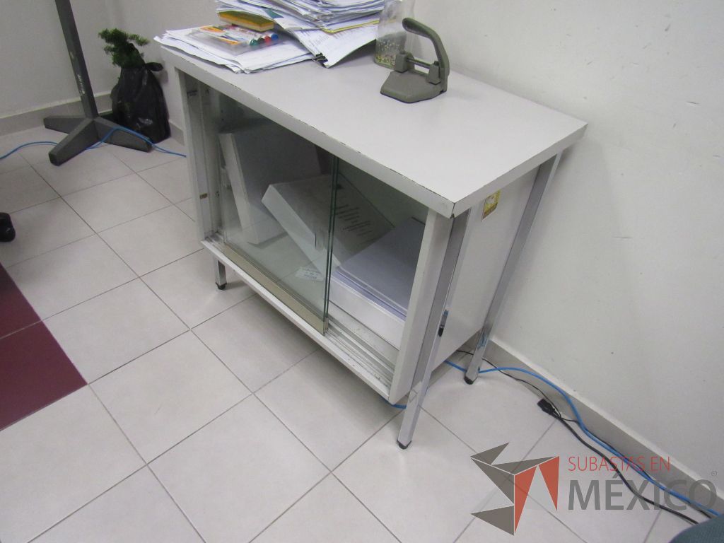 Lote 472 - 1 Mesa para impresora con cubierta color blanco , base de metal con 1 entrepaño - Imagen 4