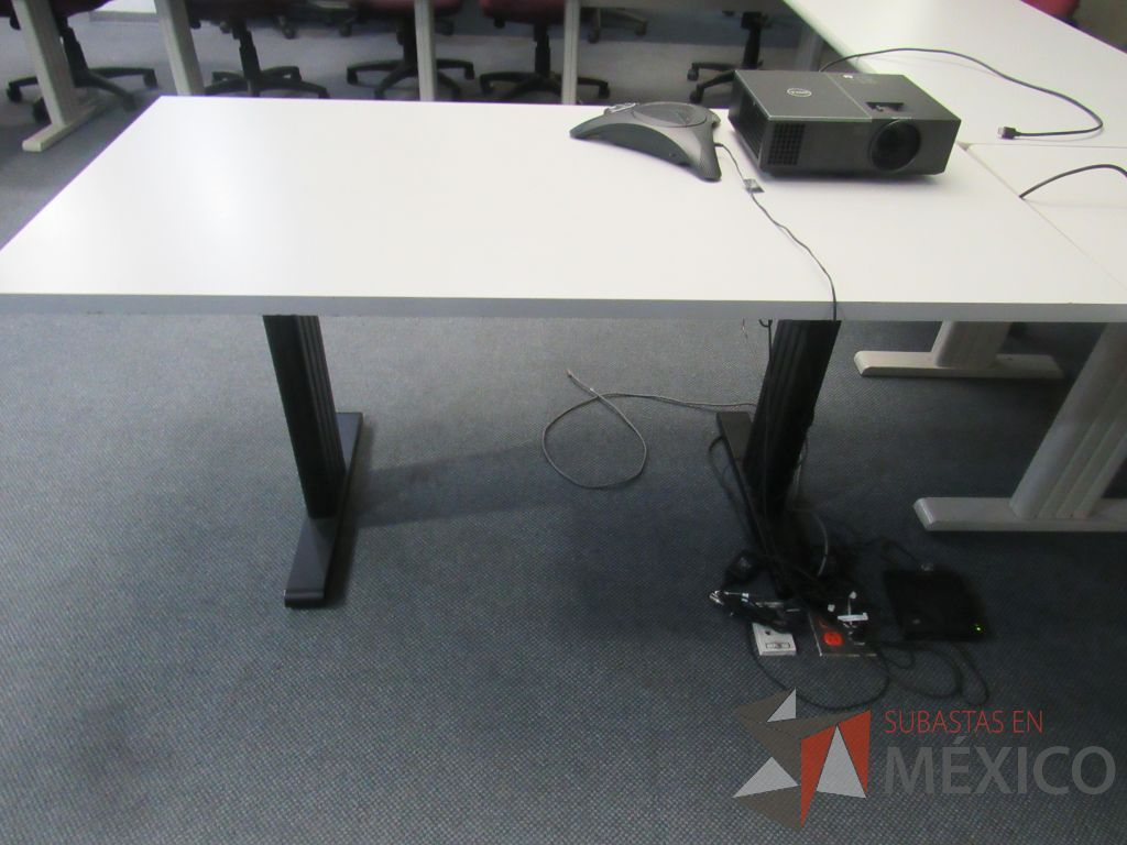 Lote 553 - 1 Mesa de trabajo con cubierta color blanco, con base de metal color negro - Imagen 2