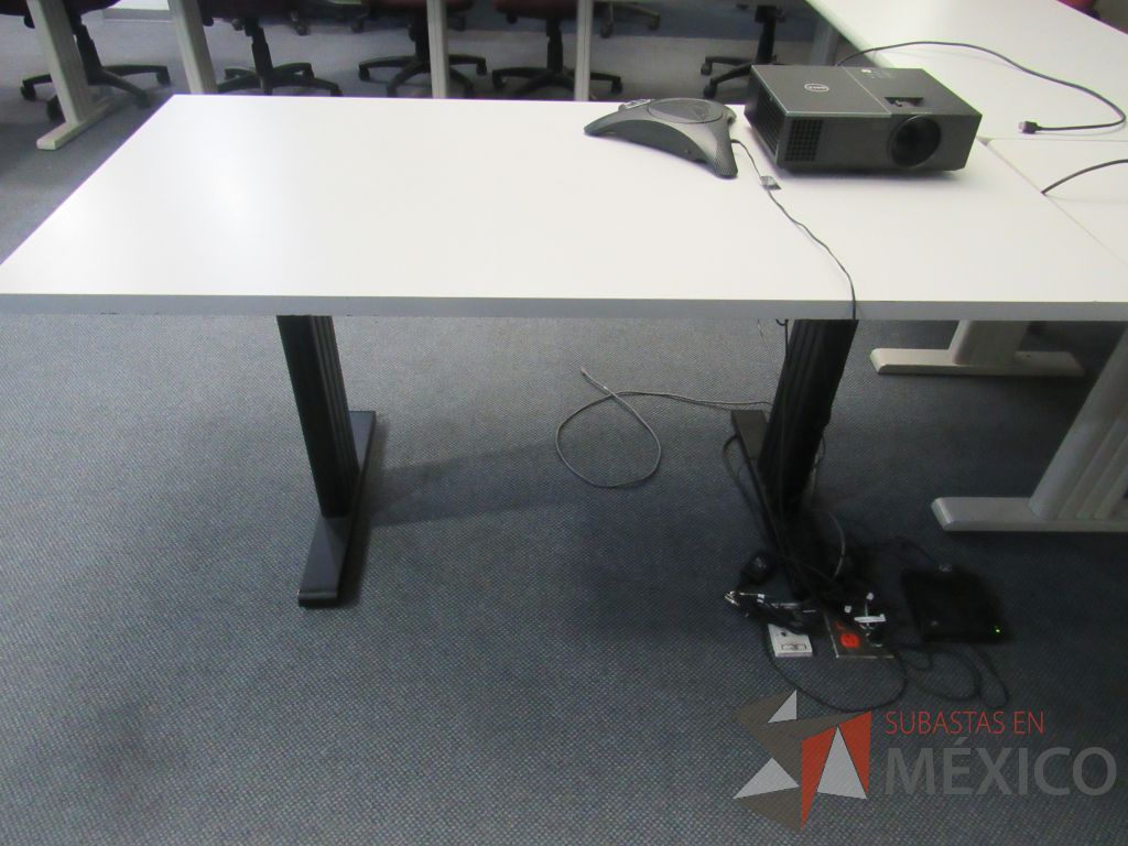 Lote 553 - 1 Mesa de trabajo con cubierta color blanco, con base de metal color negro - Imagen 3