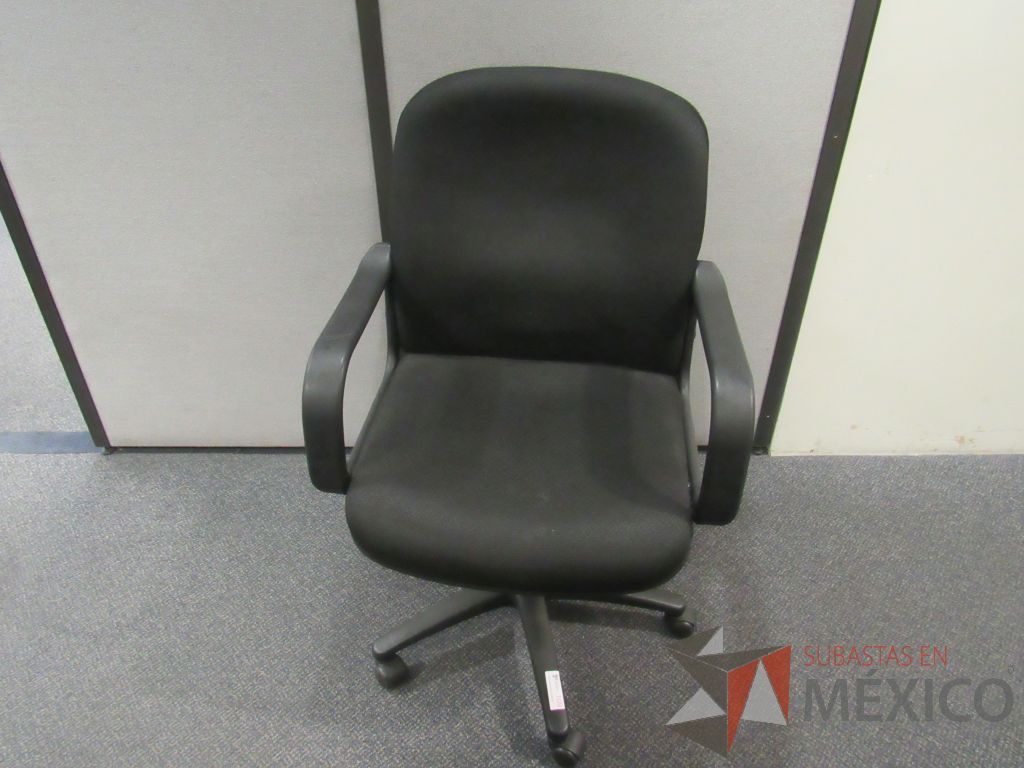 Lote 576 - 5 Sillas operativas con ruedas,con descansabrazos fijo,con asiento y respaldo en tela color negro