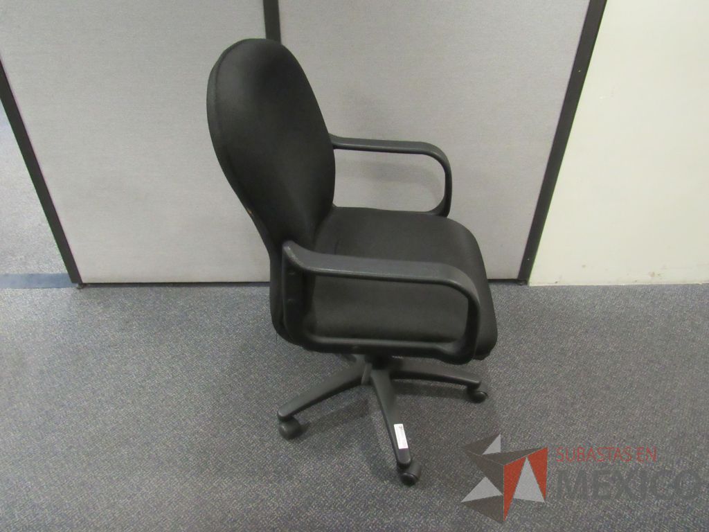Lote 575 - 5 Sillas operativas con ruedas,con descansabrazos fijo,con asiento y respaldo en tela color negro - Imagen 2