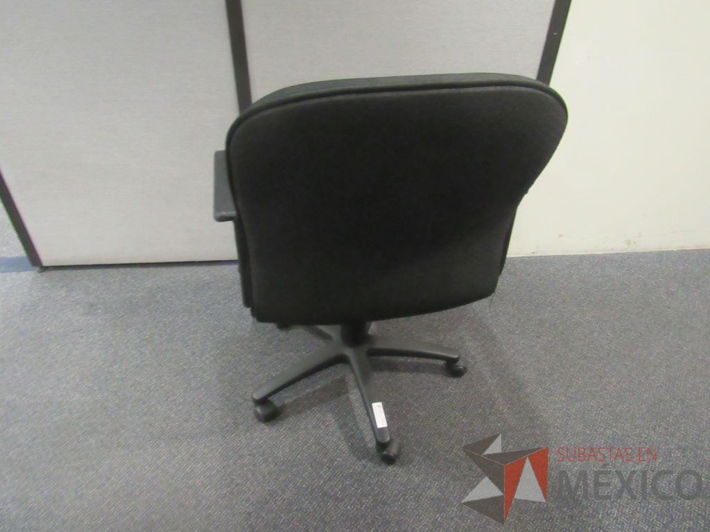 Lote 570 - 5 Sillas operativas con ruedas, con descansabrazos fijo, con asiento y respaldo en tela color negro - Imagen 3