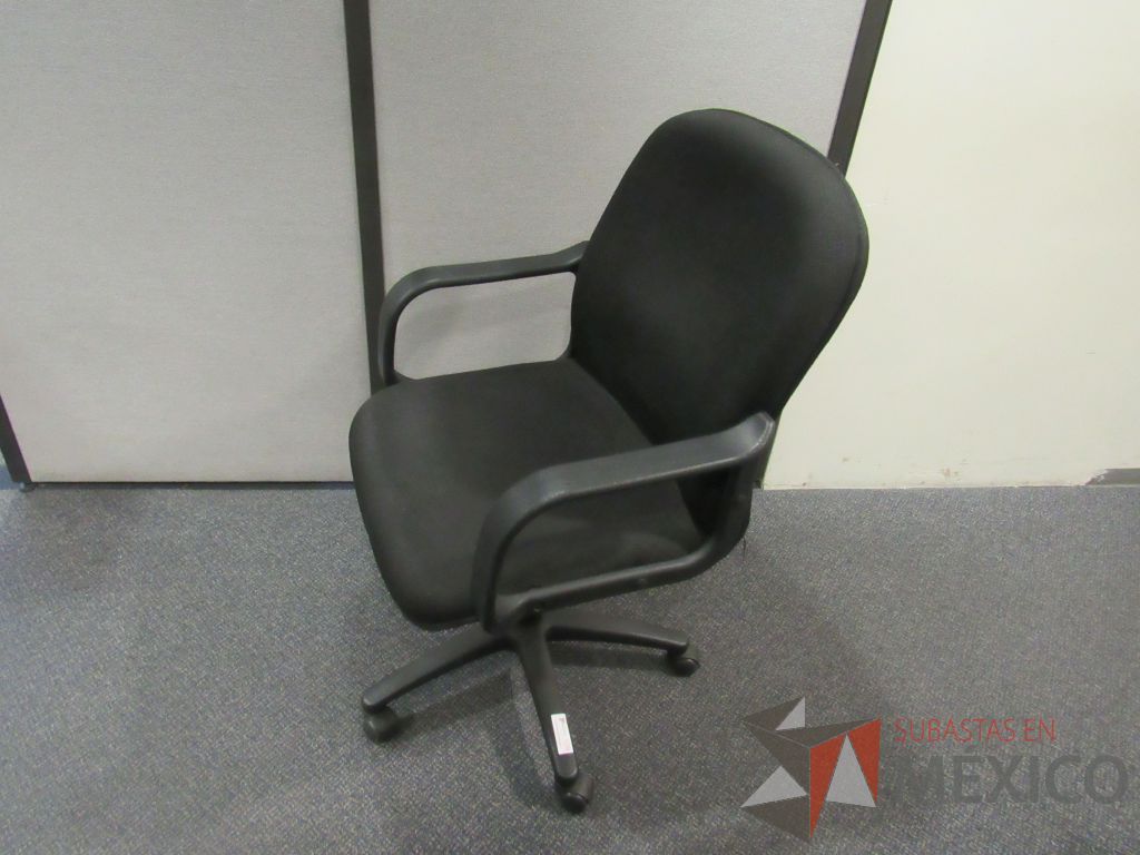 Lote 576 - 5 Sillas operativas con ruedas,con descansabrazos fijo,con asiento y respaldo en tela color negro - Imagen 5