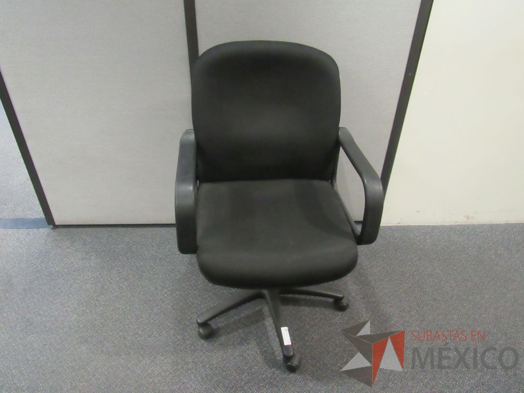 Lote 570 - 5 Sillas operativas con ruedas, con descansabrazos fijo, con asiento y respaldo en tela color negro - Imagen 5