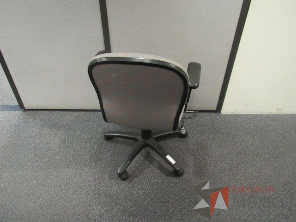 Lote 573 - 12 Silla operativas con ruedas, con descansabrazos fijos, con asiento y respaldo en tela color gris con estampado - Imagen 3
