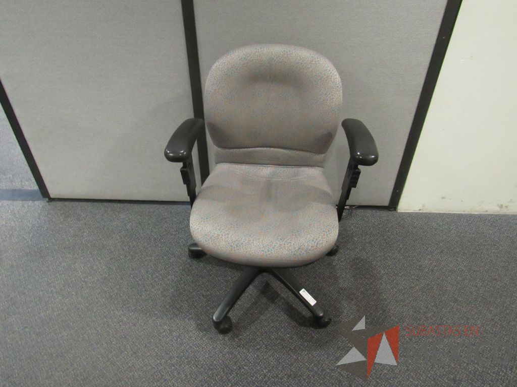 Lote 573 - 12 Silla operativas con ruedas, con descansabrazos fijos, con asiento y respaldo en tela color gris con estampado - Imagen 5