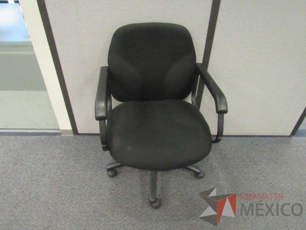Lote 578 - 7 Sillas operativas con ruedas,con descansabrazos fijo,con asiento y respaldo en tela color negro