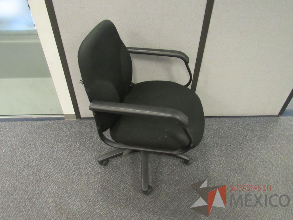 Lote 578 - 7 Sillas operativas con ruedas,con descansabrazos fijo,con asiento y respaldo en tela color negro - Imagen 2