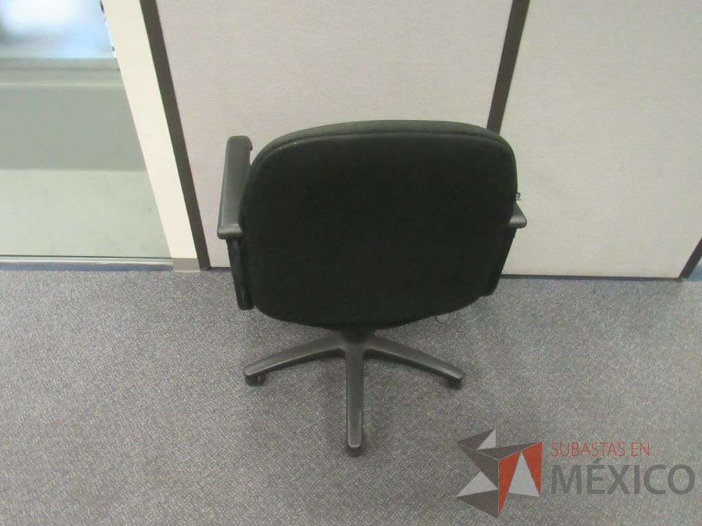 Lote 578 - 7 Sillas operativas con ruedas,con descansabrazos fijo,con asiento y respaldo en tela color negro - Imagen 3