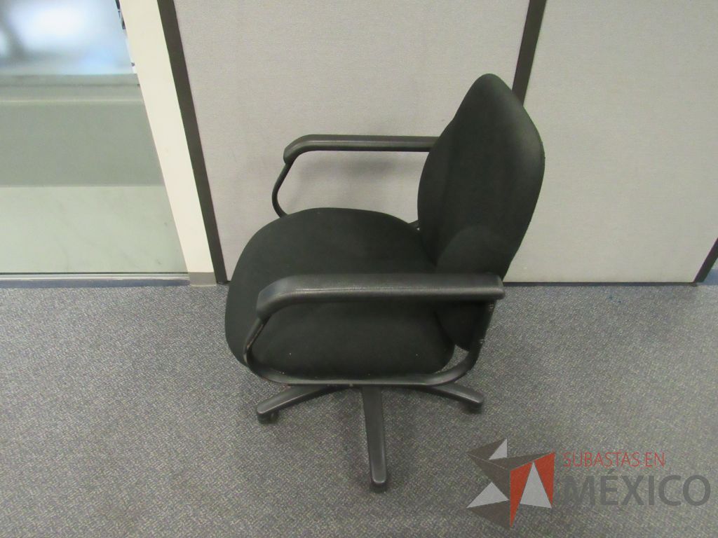 Lote 578 - 7 Sillas operativas con ruedas,con descansabrazos fijo,con asiento y respaldo en tela color negro - Imagen 4