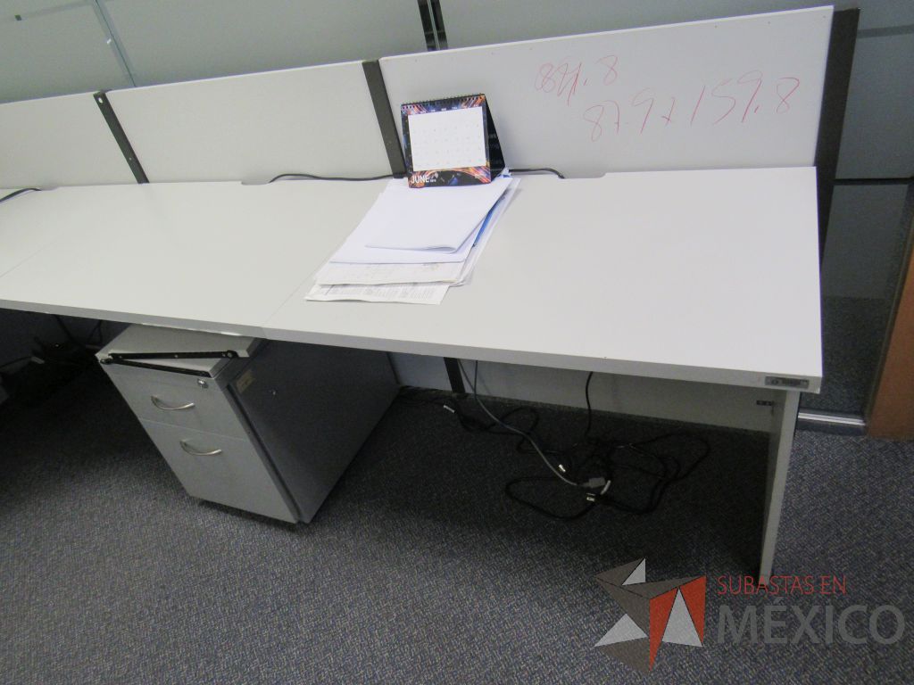 Lote 582 - Estación de trabajo para 3 personas con mampara baja - Imagen 6