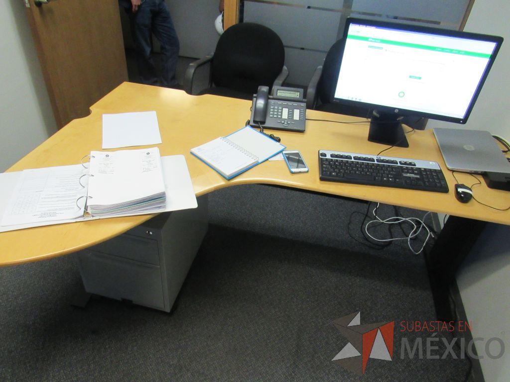 Lote 584 - Escritorio en escuadra para 1 persona con cubierta y mesa de apoyo para impresora